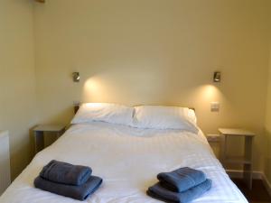 deux serviettes sur un lit avec deux oreillers dessus dans l'établissement Hay Rick - Ukc2401, à Luton 13 autres photos