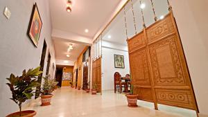 un pasillo con una gran puerta de madera en una casa en BASTAR by Modern Haven, en Jāmb