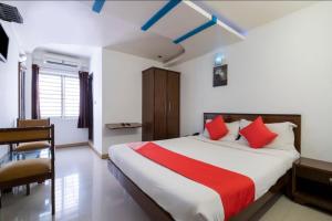 Una cama o camas en una habitación de The Red Velvet