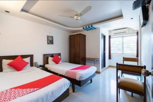 Una cama o camas en una habitación de The Red Velvet