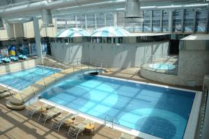 una vista sulla piscina sulla nave da crociera di Pullman Istanbul Hotel & Convention Center a Istanbul