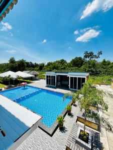 an image of a swimming pool at a resort at Meraga Cinta Kijal in Kijal