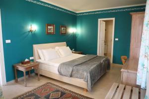 Ένα ή περισσότερα κρεβάτια σε δωμάτιο στο Deir Al Oumara