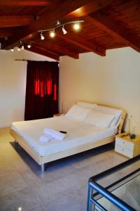 サンタ・マリア・デル・フォカッロにあるCaposud Residence and Beach Clubのベッドルーム1室(白いベッド1台付)