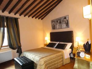 sypialnia z łóżkiem w pokoju w obiekcie Castello Izzalini Todi Resort w mieście Todi