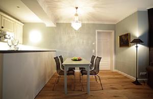 a table and chairs in a room with a kitchen at Jadgschloss zu Hohen Niendorf in Hohen Niendorf