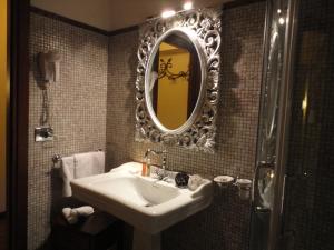 Vannas istaba naktsmītnē Castello Izzalini Todi Resort