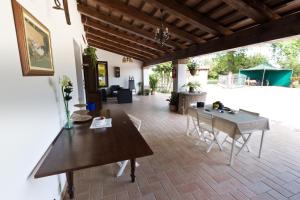 een woonkamer met een tafel en stoelen en een patio bij Country Rooms & Suite La Quercia in Coriano
