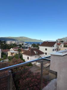 una vista de una ciudad desde un balcón en Central Park Villa, en Tivat