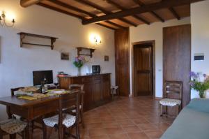 eine Küche und ein Esszimmer mit einem Tisch und Stühlen in der Unterkunft Agriturismo Il Casalone in Montepulciano