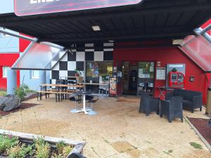 Restoran või mõni muu söögikoht majutusasutuses Hôtel Enzo GREEN "CLERMONT FERRAND, COUDES, ISSOIRE"