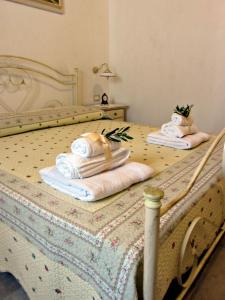 een slaapkamer met 2 bedden en handdoeken bij B&B Mandolea in Manduria