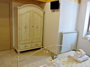 a white cabinet in a room with towels on the floor at B&B Mandolea in Manduria