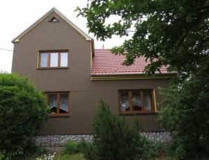 una casa con 3 ventanas y techo rojo en Apartment Nad Punkvou, en Těchov