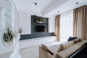 Posezení v ubytování Modern 1BR Lift Balcony Workspace