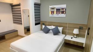 Llit o llits en una habitació de FIRST Studio Hotel Da Nang
