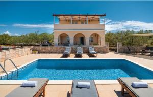 Kolam renang di atau dekat dengan Holiday home SUNSET by Villas Guide