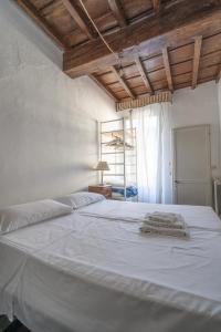 Uma cama ou camas num quarto em Cozy & Quiet 2BR Outside ZTL & 10min from Center mais 18 fotografias