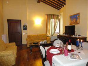 Posedenie v ubytovaní Castello Izzalini Todi Resort