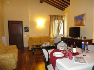 تلفاز و/أو أجهزة ترفيهية في Castello Izzalini Todi Resort