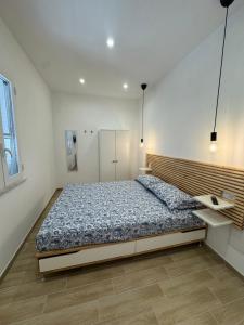 a bedroom with a bed and a desk in it at Casette in centro Por Siempre Cuatro House in Ischia
