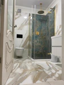 那沃达利Luxury by WhiteTitanicBreeze的带淋浴和卫生间的浴室 更多11张照片