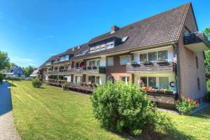 una gran casa de ladrillo con flores en los balcones en Seewind 2, en Heiligenhafen