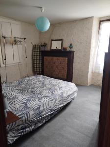 a bedroom with a bed with a black and white comforter at Maison de Vacances Renno in Renno +13 photos