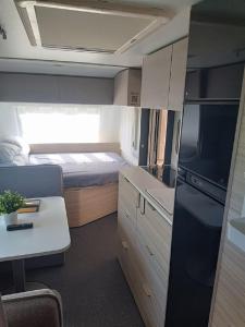 Postel nebo postele na pokoji v ubytování Victoria FKK Camping Bunculuka