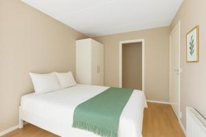 Кровать или кровати в номере 2BR Cozy Oslo City Central Apartment +32 фотографии