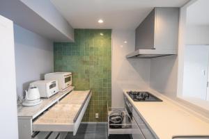 Kuchyň nebo kuchyňský kout v ubytování オーシャンビューサニーオキナワ