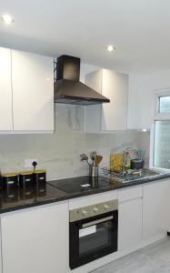 Dapur atau dapur kecil di Stylish & Spacious House in Oxford