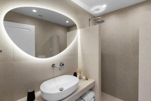 Koupelna v ubytování Plori Suites Paros + 22 fotografií