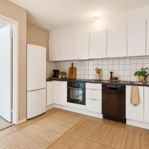 Кухня или мини-кухня в 2BR Cozy Oslo City Central Apartment
