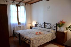 A bed or beds in a room at Agriturismo Il Casalone Még 35 kép