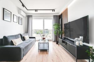 TV a/nebo společenská místnost v ubytování Rent Invest - Braniborska Apartament Parking Klimatyzacja