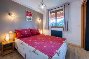 a bedroom with a large bed and a window at A203- Appartement 2 pieces cabine 6 personnes in Orcières +9 photos