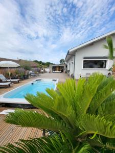 a villa with a swimming pool and a house at "Les Logis d'Argent Mimizan Chambre d'hôte climatisée avec WC, SDB, TV, Wifi, Option Petit Déjeuner , Parking in Mimizan