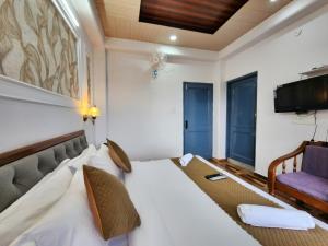 Postel nebo postele na pokoji v ubytování WooibHotels Sirhind Regency Shimla