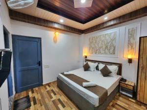 Postel nebo postele na pokoji v ubytování WooibHotels Sirhind Regency Shimla