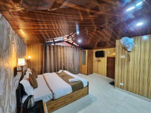 Postel nebo postele na pokoji v ubytování WooibHotels Sirhind Regency Shimla