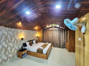 Postel nebo postele na pokoji v ubytování WooibHotels Sirhind Regency Shimla