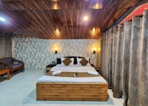 Postel nebo postele na pokoji v ubytování WooibHotels Sirhind Regency Shimla