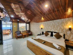 Postel nebo postele na pokoji v ubytování WooibHotels Sirhind Regency Shimla
