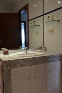 サンティラリ・サカルムにあるCasa Bonavistaのバスルーム(洗面台、鏡付)