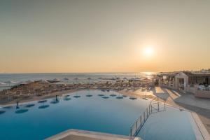 Bazén v ubytování Themis Beach Hotel nebo v jeho okolí