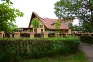 Ein Gebäude mit einem Haufen Stühle davor. in der Unterkunft Harmónia Apartman in Hajdúszoboszló