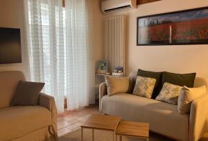 un soggiorno con un divano e un tavolo di Casa Annalisa a Terre d'Adige