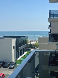una vista dell'oceano dal balcone di un edificio di Astoria Lux Seashore 23 a Năvodari