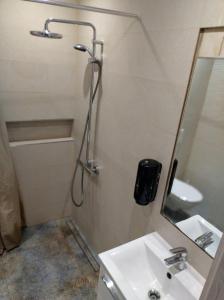 a bathroom with a shower and a sink and a mirror at Przytulne i ciepłe mieszkanie w spokojnej dzielnicy Opola in Opole
